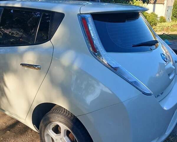 Белый Ниссан Лиф, объемом двигателя 0 л и пробегом 110 тыс. км за 6500 $, фото 30 на Automoto.ua