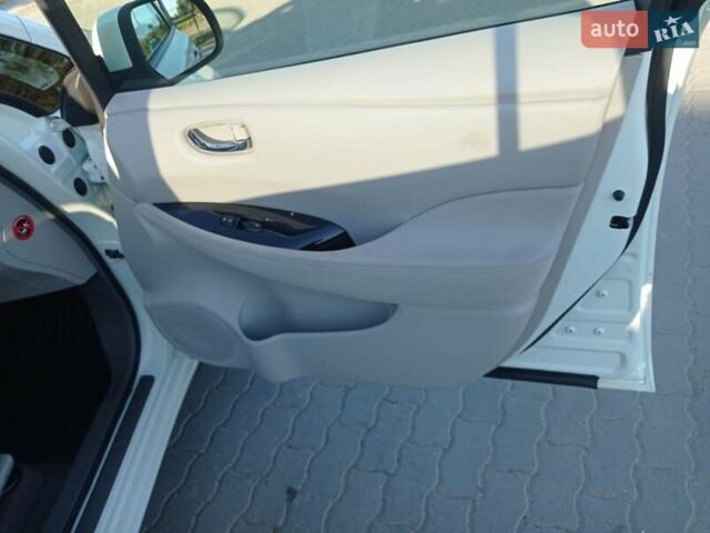 Белый Ниссан Лиф, объемом двигателя 0 л и пробегом 120 тыс. км за 5500 $, фото 17 на Automoto.ua