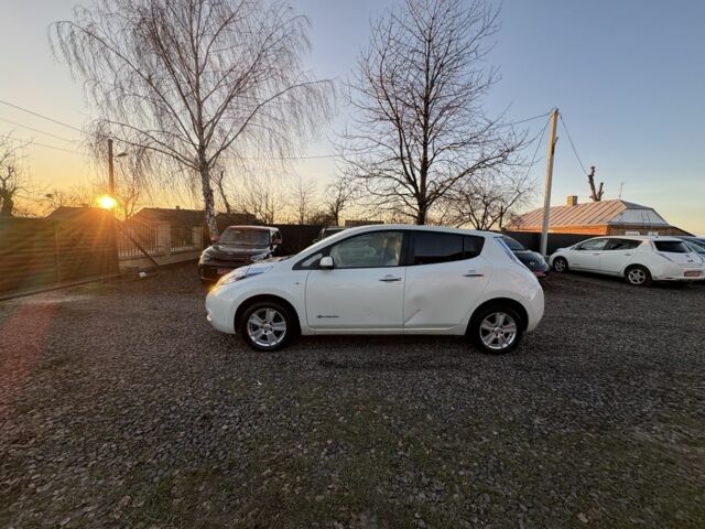 Белый Ниссан Лиф, объемом двигателя 0 л и пробегом 124 тыс. км за 4000 $, фото 5 на Automoto.ua