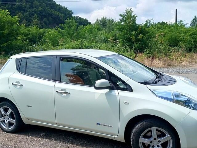 Белый Ниссан Лиф, объемом двигателя 0 л и пробегом 144 тыс. км за 5500 $, фото 8 на Automoto.ua