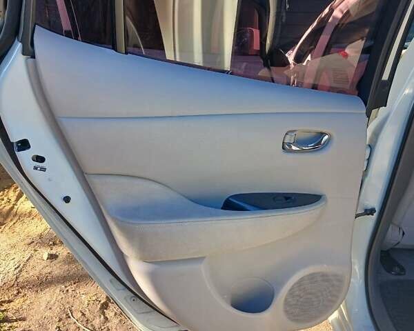 Белый Ниссан Лиф, объемом двигателя 0 л и пробегом 110 тыс. км за 6500 $, фото 16 на Automoto.ua