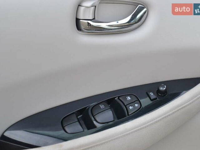 Белый Ниссан Лиф, объемом двигателя 0 л и пробегом 100 тыс. км за 3800 $, фото 16 на Automoto.ua