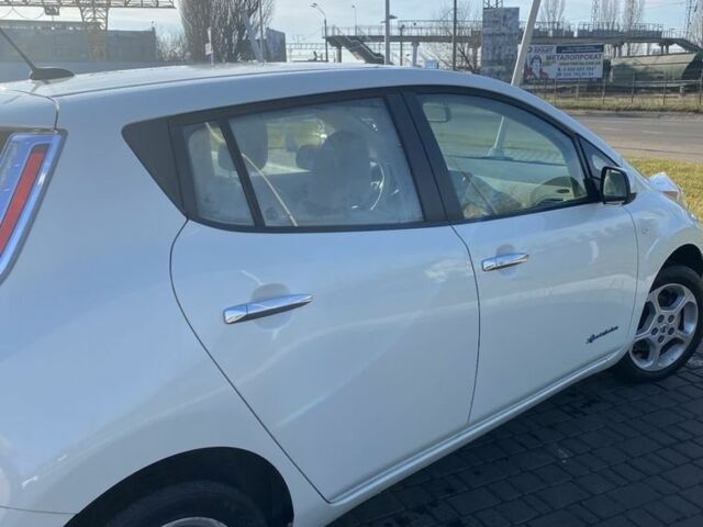 Білий Ніссан Ліф, об'ємом двигуна 0 л та пробігом 120 тис. км за 5000 $, фото 5 на Automoto.ua