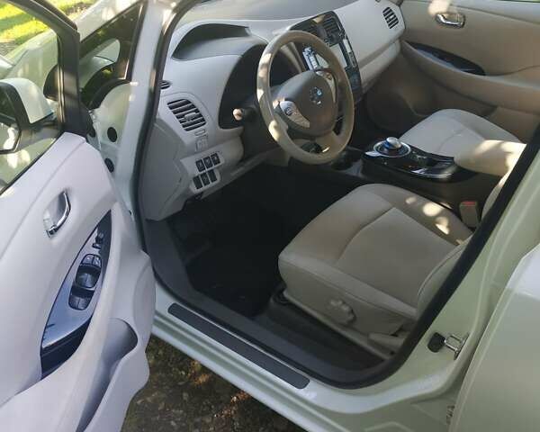 Білий Ніссан Ліф, об'ємом двигуна 0 л та пробігом 127 тис. км за 5850 $, фото 4 на Automoto.ua