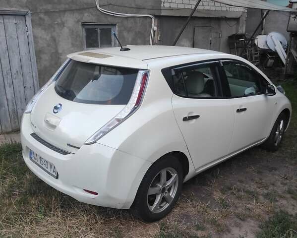 Білий Ніссан Ліф, об'ємом двигуна 0 л та пробігом 168 тис. км за 4600 $, фото 5 на Automoto.ua