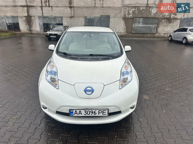 Белый Ниссан Лиф, объемом двигателя 0 л и пробегом 68 тыс. км за 4000 $, фото 2 на Automoto.ua