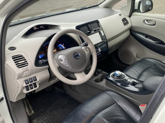 Белый Ниссан Лиф, объемом двигателя 0 л и пробегом 105 тыс. км за 4900 $, фото 5 на Automoto.ua