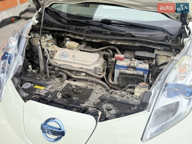 Белый Ниссан Лиф, объемом двигателя 0 л и пробегом 112 тыс. км за 5100 $, фото 6 на Automoto.ua