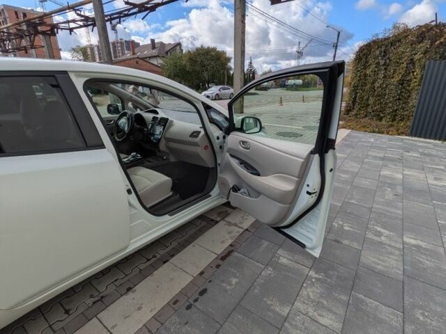 Белый Ниссан Лиф, объемом двигателя 0 л и пробегом 125 тыс. км за 4200 $, фото 6 на Automoto.ua