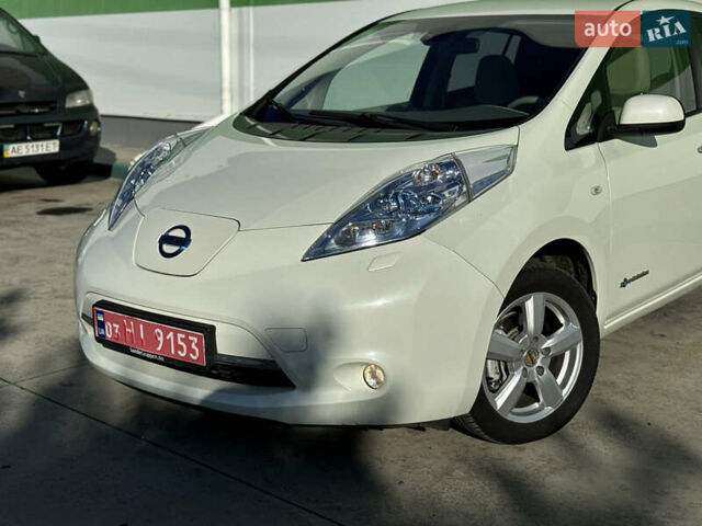 Белый Ниссан Лиф, объемом двигателя 0 л и пробегом 95 тыс. км за 5300 $, фото 12 на Automoto.ua