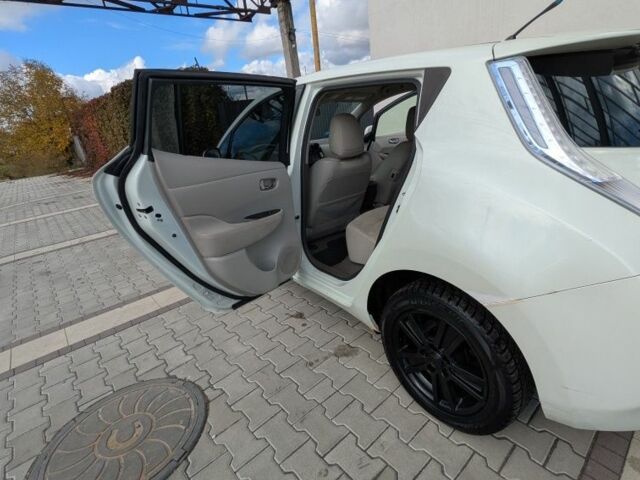 Белый Ниссан Лиф, объемом двигателя 0 л и пробегом 125 тыс. км за 4200 $, фото 7 на Automoto.ua