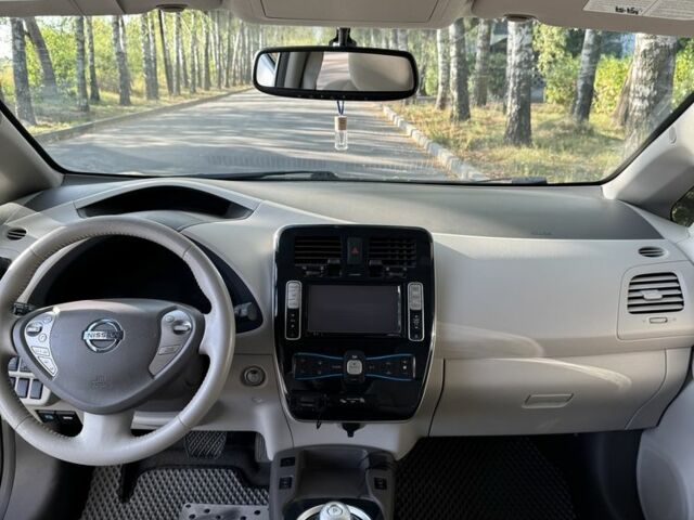 Белый Ниссан Лиф, объемом двигателя 0 л и пробегом 130 тыс. км за 5000 $, фото 5 на Automoto.ua