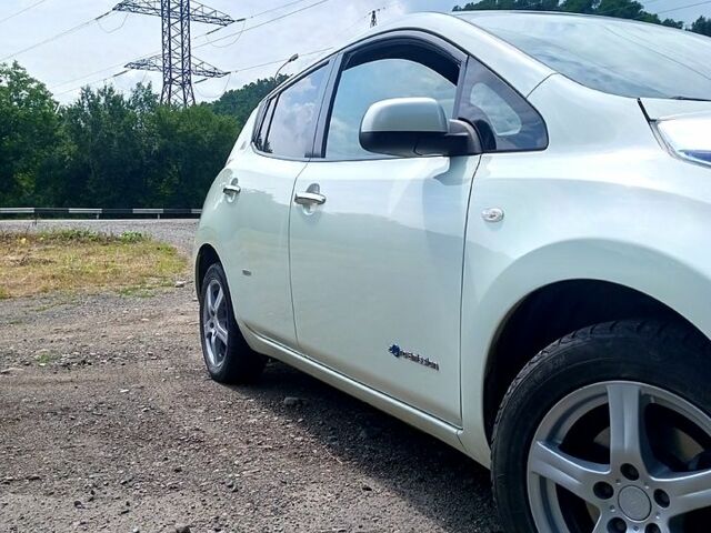 Белый Ниссан Лиф, объемом двигателя 0 л и пробегом 144 тыс. км за 5500 $, фото 7 на Automoto.ua