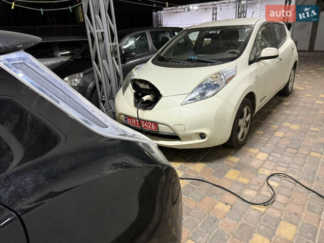 Белый Ниссан Лиф, объемом двигателя 0 л и пробегом 124 тыс. км за 4990 $, фото 2 на Automoto.ua