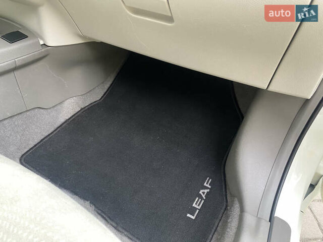 Білий Ніссан Ліф, об'ємом двигуна 0 л та пробігом 81 тис. км за 4600 $, фото 30 на Automoto.ua