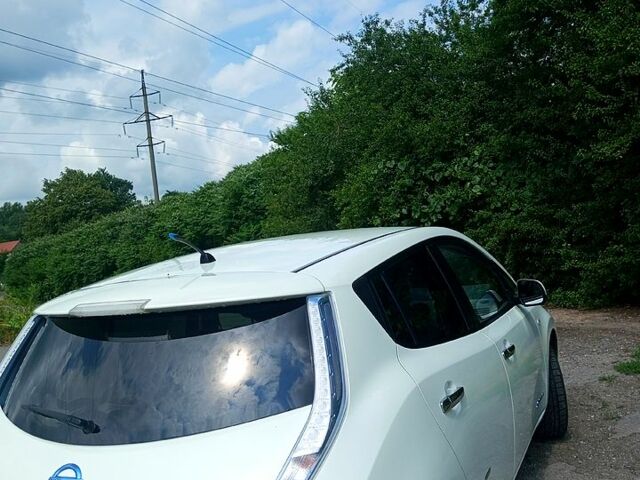 Белый Ниссан Лиф, объемом двигателя 0 л и пробегом 144 тыс. км за 5500 $, фото 6 на Automoto.ua