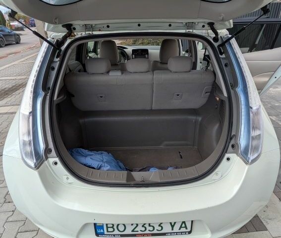 Белый Ниссан Лиф, объемом двигателя 0 л и пробегом 125 тыс. км за 4200 $, фото 11 на Automoto.ua