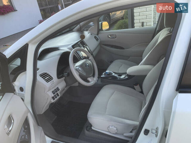Білий Ніссан Ліф, об'ємом двигуна 0 л та пробігом 77 тис. км за 6850 $, фото 5 на Automoto.ua