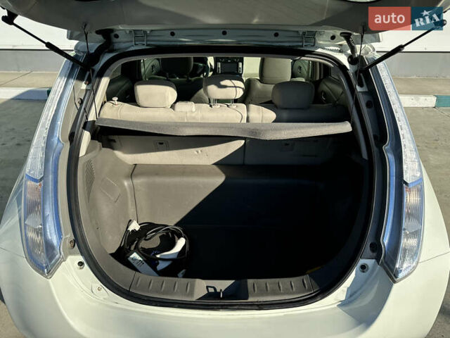 Белый Ниссан Лиф, объемом двигателя 0 л и пробегом 95 тыс. км за 5300 $, фото 16 на Automoto.ua