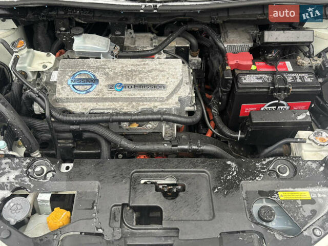 Білий Ніссан Ліф, об'ємом двигуна 0 л та пробігом 152 тис. км за 4450 $, фото 21 на Automoto.ua