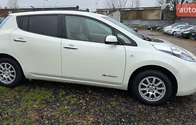 Белый Ниссан Лиф, объемом двигателя 0 л и пробегом 125 тыс. км за 5200 $, фото 4 на Automoto.ua