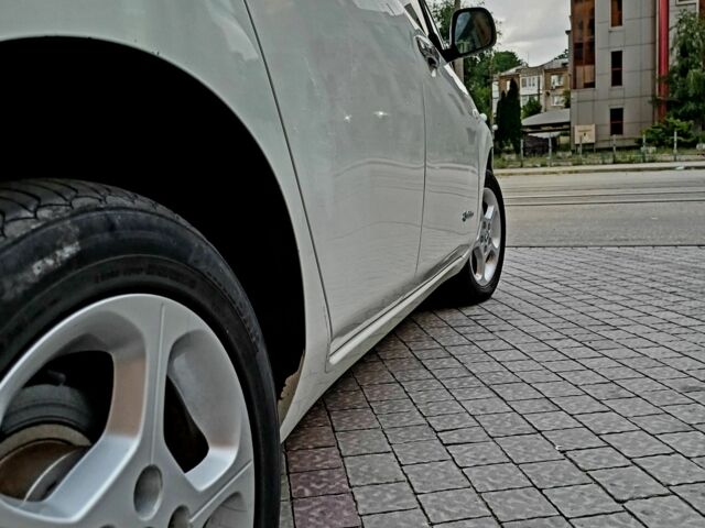 Белый Ниссан Лиф, объемом двигателя 0 л и пробегом 140 тыс. км за 5099 $, фото 8 на Automoto.ua