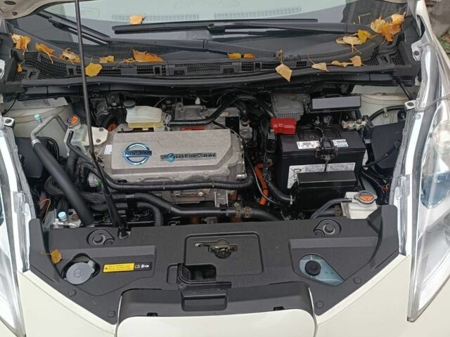 Белый Ниссан Лиф, объемом двигателя 0 л и пробегом 100 тыс. км за 6500 $, фото 10 на Automoto.ua