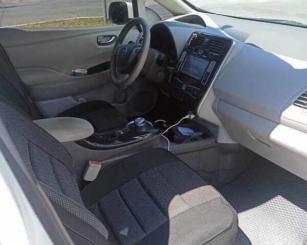 Белый Ниссан Лиф, объемом двигателя 0 л и пробегом 177 тыс. км за 10200 $, фото 2 на Automoto.ua