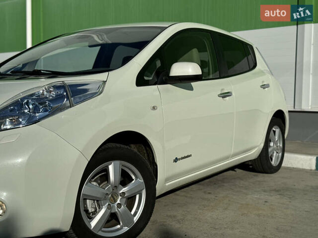 Белый Ниссан Лиф, объемом двигателя 0 л и пробегом 95 тыс. км за 5300 $, фото 13 на Automoto.ua