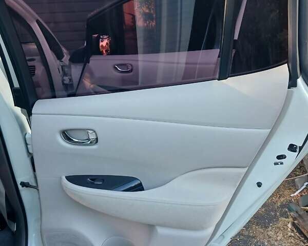 Белый Ниссан Лиф, объемом двигателя 0 л и пробегом 110 тыс. км за 6500 $, фото 21 на Automoto.ua