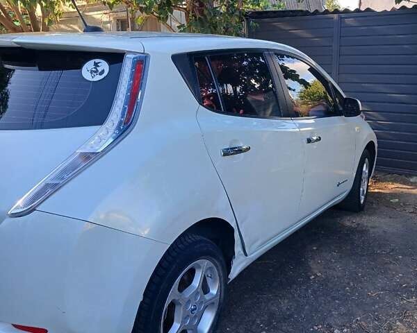 Белый Ниссан Лиф, объемом двигателя 0 л и пробегом 110 тыс. км за 6500 $, фото 11 на Automoto.ua