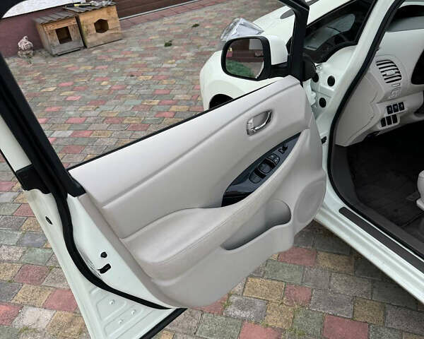 Білий Ніссан Ліф, об'ємом двигуна 0 л та пробігом 100 тис. км за 4700 $, фото 5 на Automoto.ua