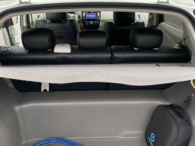 Белый Ниссан Лиф, объемом двигателя 0 л и пробегом 105 тыс. км за 4900 $, фото 4 на Automoto.ua