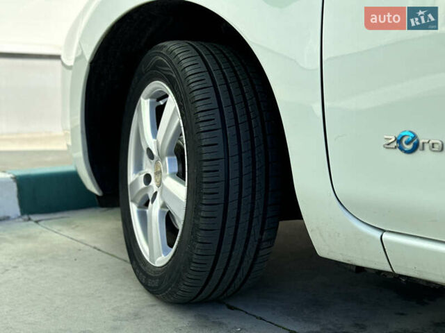 Белый Ниссан Лиф, объемом двигателя 0 л и пробегом 95 тыс. км за 5300 $, фото 14 на Automoto.ua