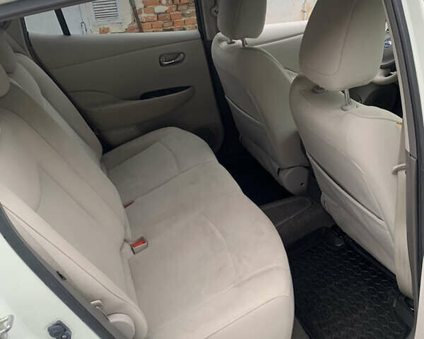 Белый Ниссан Лиф, объемом двигателя 0 л и пробегом 82 тыс. км за 4000 $, фото 6 на Automoto.ua