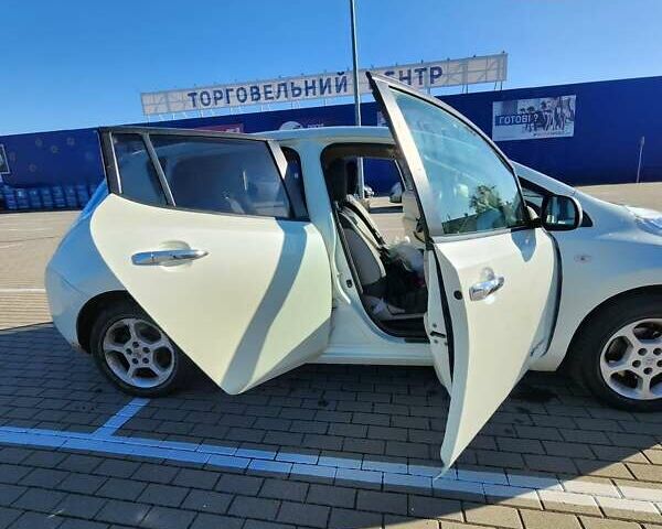Белый Ниссан Лиф, объемом двигателя 0 л и пробегом 119 тыс. км за 5300 $, фото 15 на Automoto.ua