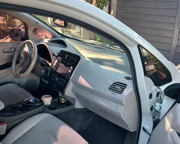 Белый Ниссан Лиф, объемом двигателя 0 л и пробегом 110 тыс. км за 6500 $, фото 23 на Automoto.ua