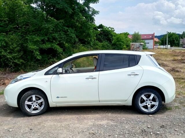 Белый Ниссан Лиф, объемом двигателя 0 л и пробегом 144 тыс. км за 5500 $, фото 1 на Automoto.ua