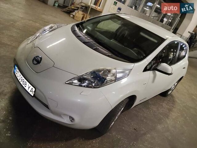 Білий Ніссан Ліф, об'ємом двигуна 0 л та пробігом 173 тис. км за 3800 $, фото 4 на Automoto.ua