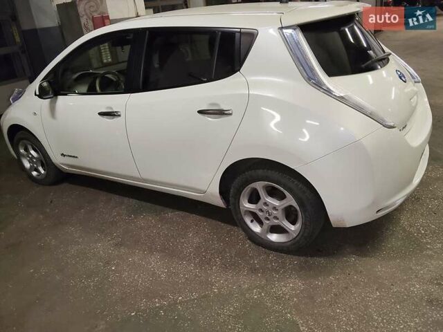 Білий Ніссан Ліф, об'ємом двигуна 0 л та пробігом 173 тис. км за 3800 $, фото 6 на Automoto.ua