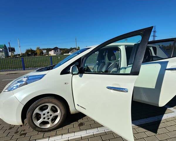 Белый Ниссан Лиф, объемом двигателя 0 л и пробегом 119 тыс. км за 5300 $, фото 9 на Automoto.ua