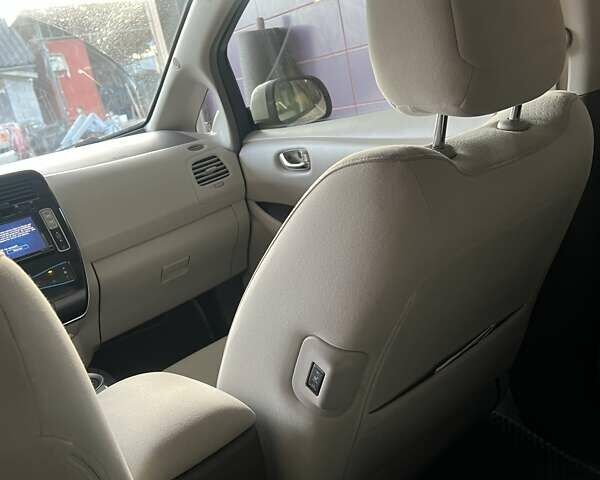 Белый Ниссан Лиф, объемом двигателя 0 л и пробегом 86 тыс. км за 4700 $, фото 17 на Automoto.ua