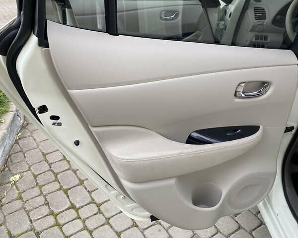 Білий Ніссан Ліф, об'ємом двигуна 0 л та пробігом 81 тис. км за 4600 $, фото 15 на Automoto.ua