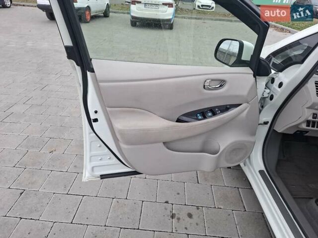 Белый Ниссан Лиф, объемом двигателя 0 л и пробегом 98 тыс. км за 5999 $, фото 9 на Automoto.ua