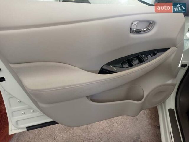 Белый Ниссан Лиф, объемом двигателя 0 л и пробегом 120 тыс. км за 5500 $, фото 2 на Automoto.ua