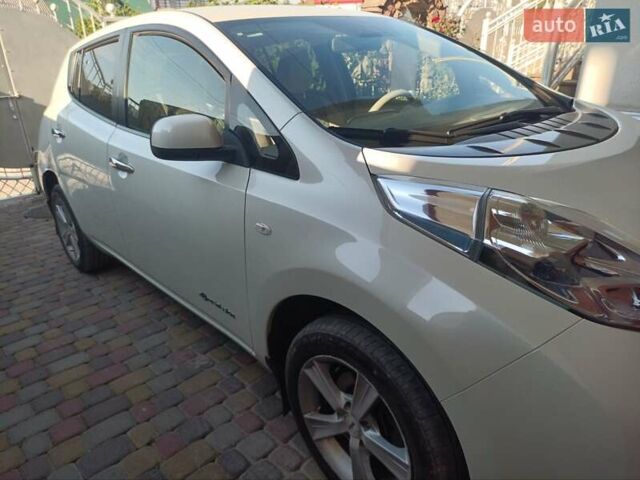 Белый Ниссан Лиф, объемом двигателя 0 л и пробегом 103 тыс. км за 5250 $, фото 2 на Automoto.ua