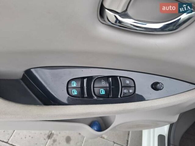 Белый Ниссан Лиф, объемом двигателя 0 л и пробегом 98 тыс. км за 5999 $, фото 17 на Automoto.ua