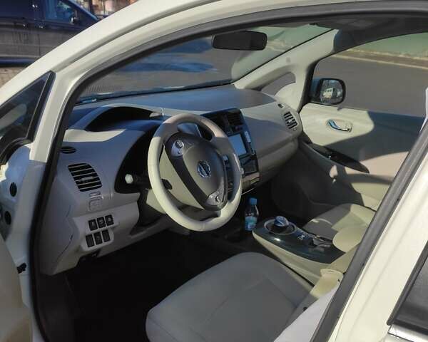 Белый Ниссан Лиф, объемом двигателя 0 л и пробегом 67 тыс. км за 5400 $, фото 2 на Automoto.ua
