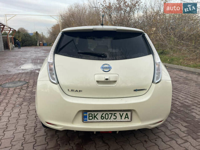 Білий Ніссан Ліф, об'ємом двигуна 0 л та пробігом 162 тис. км за 4000 $, фото 4 на Automoto.ua