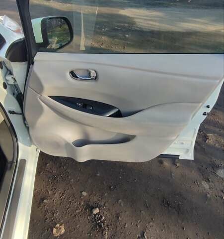 Білий Ніссан Ліф, об'ємом двигуна 0 л та пробігом 150 тис. км за 4990 $, фото 4 на Automoto.ua